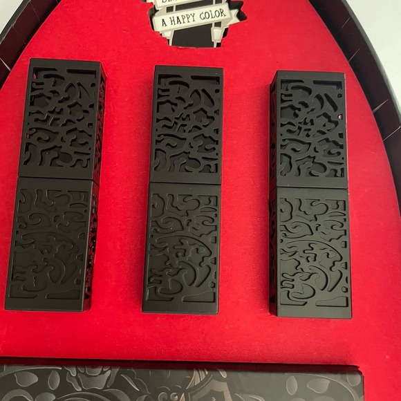 HIPDOT x Addams Family Limited Edition Makeup Set 3 Lipsticks Pin And Eyeshadow - Picture 5 of 15